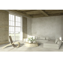 Helles Wohnzimmer mit Holzdecke, Fensterläden, Sofa und Holztisch