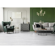 Wohnzimmer mit Sessel, Sofa, Kommode und Pendelleuchte