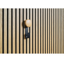 Holzpaneel mit Garderobenhaken