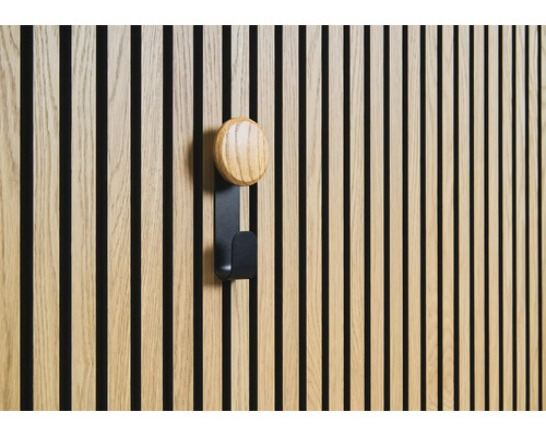 Holzpaneel mit Garderobenhaken