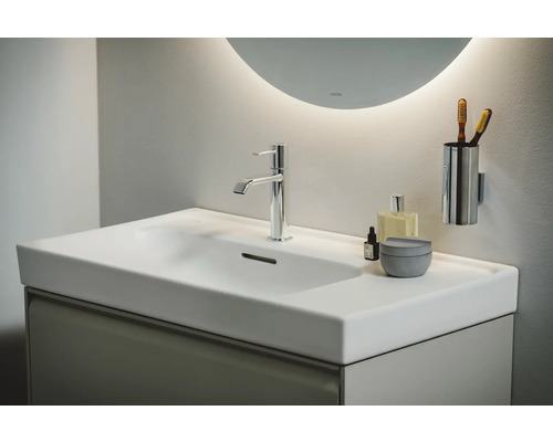 Badezimmerwaschtisch mit Armatur, Spiegel und Badaccessoires