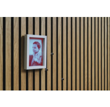 Wandpaneele mit Holzstruktur und einem daran befestigten Bilderrahmen