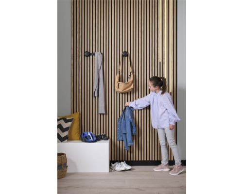 Flur mit Holzpaneelwand, Garderobenhaken und Kind