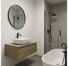 Modernes Badezimmer mit Waschtisch, Spiegel, Dusche und Badewanne
