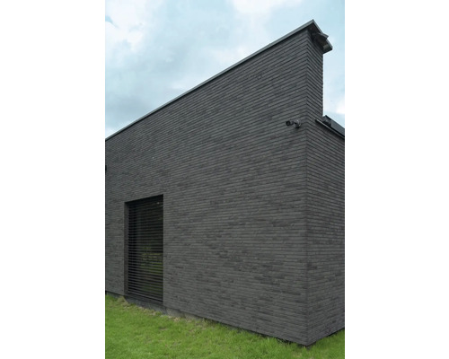 Gebäudeaußenansicht mit Mauerwerk, Fenster und Überwachungskamera