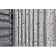 Nahaufnahme einer Fassade mit länglichen Verblendsteinen und Mauerwerk