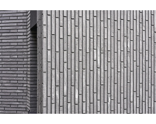 Nahaufnahme einer Fassade mit länglichen Verblendsteinen und Mauerwerk