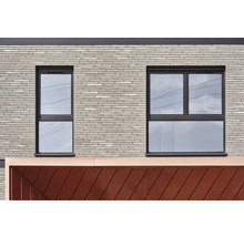 Fassade mit zwei Fenstern unterschiedlicher Größe