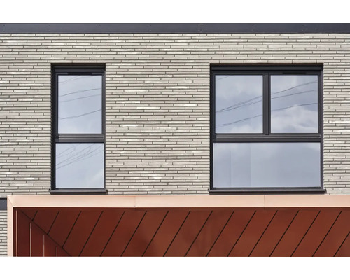 Fassade mit zwei Fenstern unterschiedlicher Größe