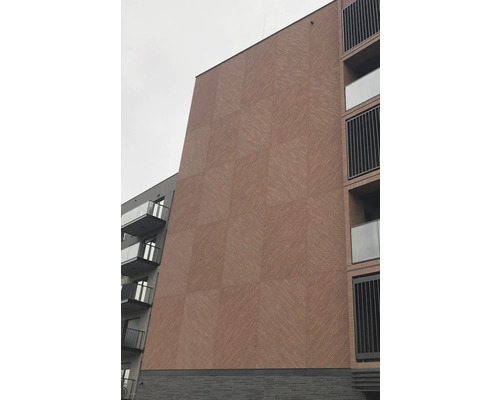 Fassade eines mehrstöckigen Gebäudes mit Ziegelmuster