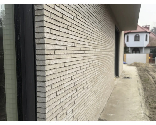 Außenaufnahme eines Gebäudes mit Fassade aus Ziegelsteinen.