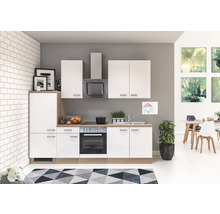 Komplette Küche mit Ober- und Unterschränken, Spüle, Herd und Dunstabzugshaube in einem hellen, modernen Design.
