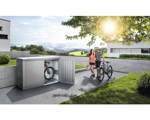 Fahrradbox aus Metall mit Fahrrädern und Paar im Freien