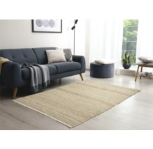 Wohnzimmer mit Sofa, Hocker und Teppich mit Fischgrätenmuster