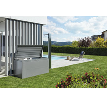 Szene mit einer geöffneten Aufbewahrungsbox im Garten am Pool