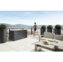 Terrasse mit Aufbewahrungsbox, Pflanzkübeln und Sitzgruppe