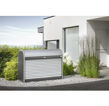 Gartentruhe aus Metall mit Rollladen vor einem modernen Haus
