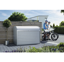 Metall Gerätehaus mit Rolltor und zwei Personen mit Fahrrädern
