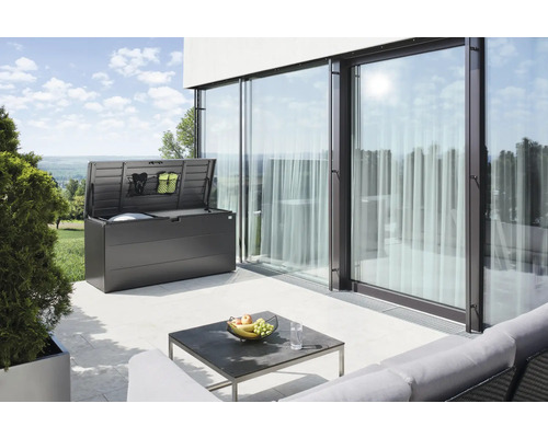 Aufbewahrungsbox StyleBox Gr. 140 Biohort 398 l 140 x 60 x 71 cm dunkelgrau-metallic Geöffnete Aufbewahrungsbox auf einer Terrasse