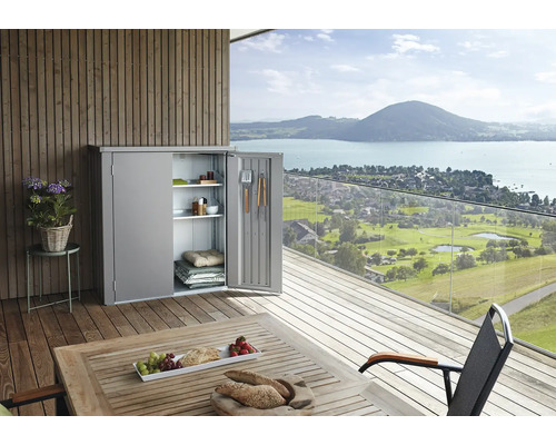 Terrassenschrank Biohort Romeo M High 132 x 57 x 181 cm quarzgrau-metallic Metall Gartenschrank auf einer Terrasse mit Blick auf die Landschaft