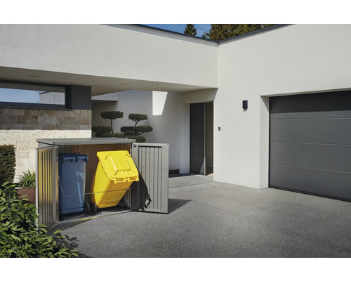 Mülltonnenbox Biohort Alex Duo 148 x 88 x 129 cm quarzgrau-metallic Mülltonnenbox mit zwei Mülltonnen vor einem modernen Haus