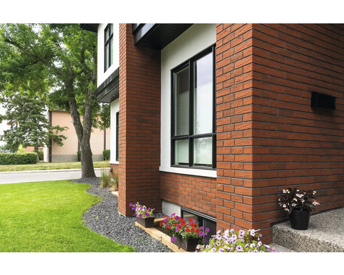 Außenansicht eines Hauses mit Fassade aus Verblendsteinen und Fenster