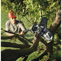 Person mit Schutzhelm schneidet Baum mit einer Akku-Astsäge von Husqvarna