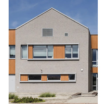 Fassade eines mehrstöckigen Gebäudes mit Fenster und Holzverkleidung