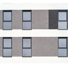 Fassade mit mehreren Fenstern in einem Wohnhaus