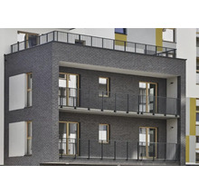 Mehrfamilienhaus mit Balkonen und Fassade aus Mauerziegeln