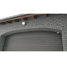 Garage mit gemauerter Steinbogenfassade und Außenbeleuchtung