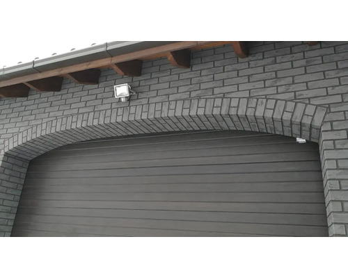 Garage mit gemauerter Steinbogenfassade und Außenbeleuchtung