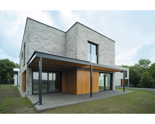 Modernes Haus mit Terrasse und Ziegelsteinfassade