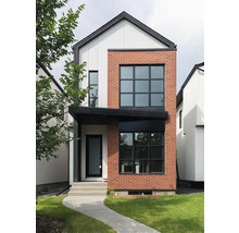 Ansicht eines modernen zweistöckigen Hauses mit Fassade aus Ziegeln und Putz