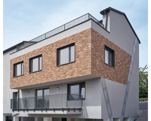 Modernes Gebäude mit Backsteinfassade, Fenstern und Balkon