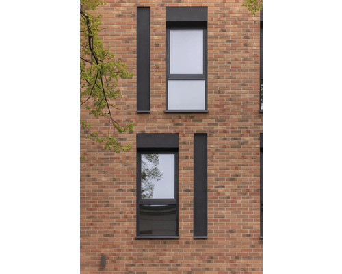 Fassade eines Gebäudes mit Fenstern und Backsteinen