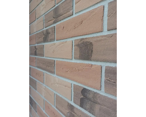 Nahaufnahme einer Ziegelwand mit hellen Fugen