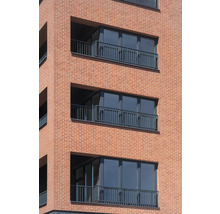 Fassade eines Wohngebäudes mit Balkonen und Ziegelmauerwerk