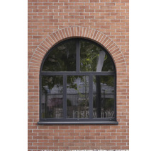 Rundbogenfenster in einer Backsteinmauer