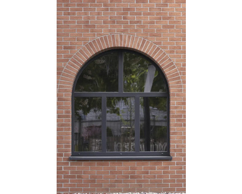 Rundbogenfenster in einer Backsteinmauer