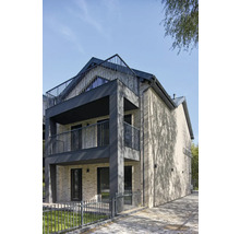 Mehrfamilienhaus mit Balkonen und Metallgeländern