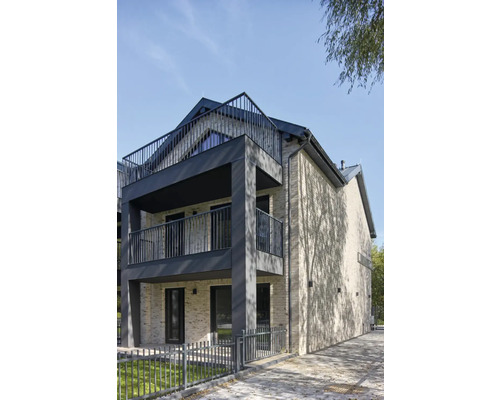 Mehrfamilienhaus mit Balkonen und Metallgeländern