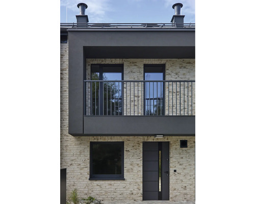 Fassade eines modernen Wohnhauses mit Balkon, Fenster und Haustür
