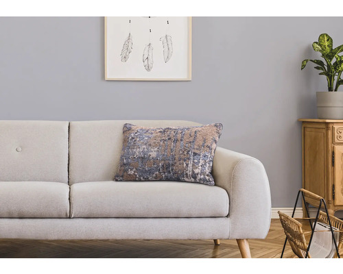 Dekoratives Wohnzimmer mit Sofa, Zierkissen und Holzmöbeln