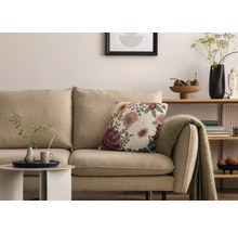 Wohnzimmer-Szene mit beigem Sofa, Blumendekokissen und Beistelltisch