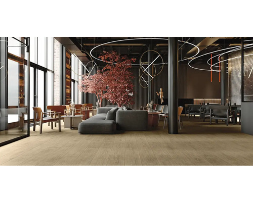 Innenaufnahme eines modernen Aufenthaltsraums mit Holzboden, Sofas und Sesseln