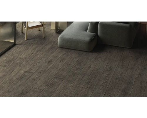 Raumansicht mit Bodenbelag in Holzoptik und Sitzmöbeln