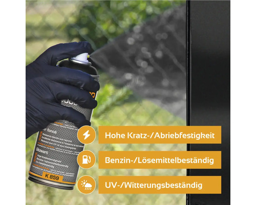 Eine Person sprüht mit einer schwarzen Farbspraydose.