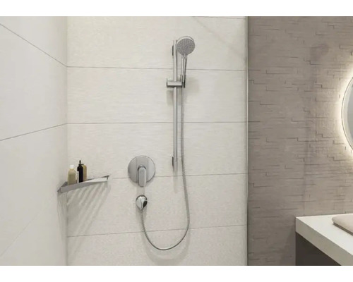 Badezimmer mit Dusche und Duscharmatur