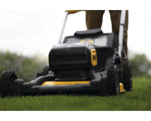 Aufsitzrasenmäher auf Rasenfläche